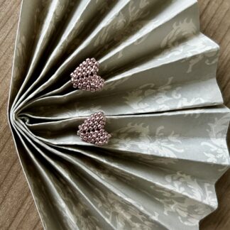 Jemné korálkové náušnice ve tvaru srdce – Soft Heart Studs