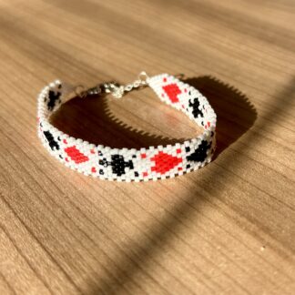 rucne vyrabeny naramek Miyuki karetni motiv srdce a piky cervena cerna bila elegantni sperk