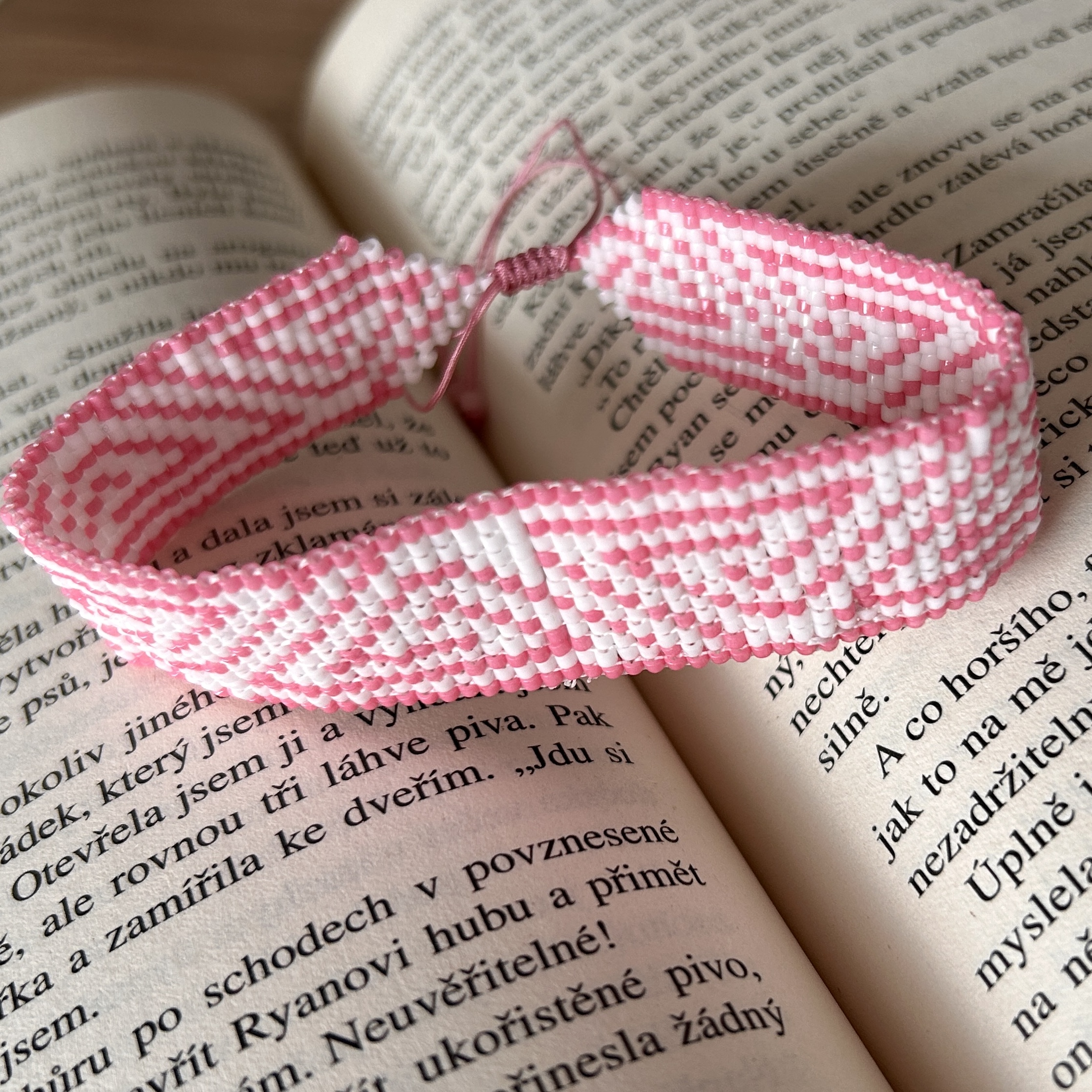rucne vyrabeny naramek Miyuki ruzovy bily jemny romanticky damsky sperk square stitch